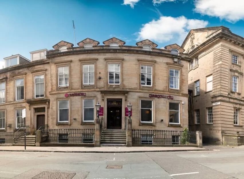 Czym się różni hotel od motelu? Kluczowe różnice, które musisz znać