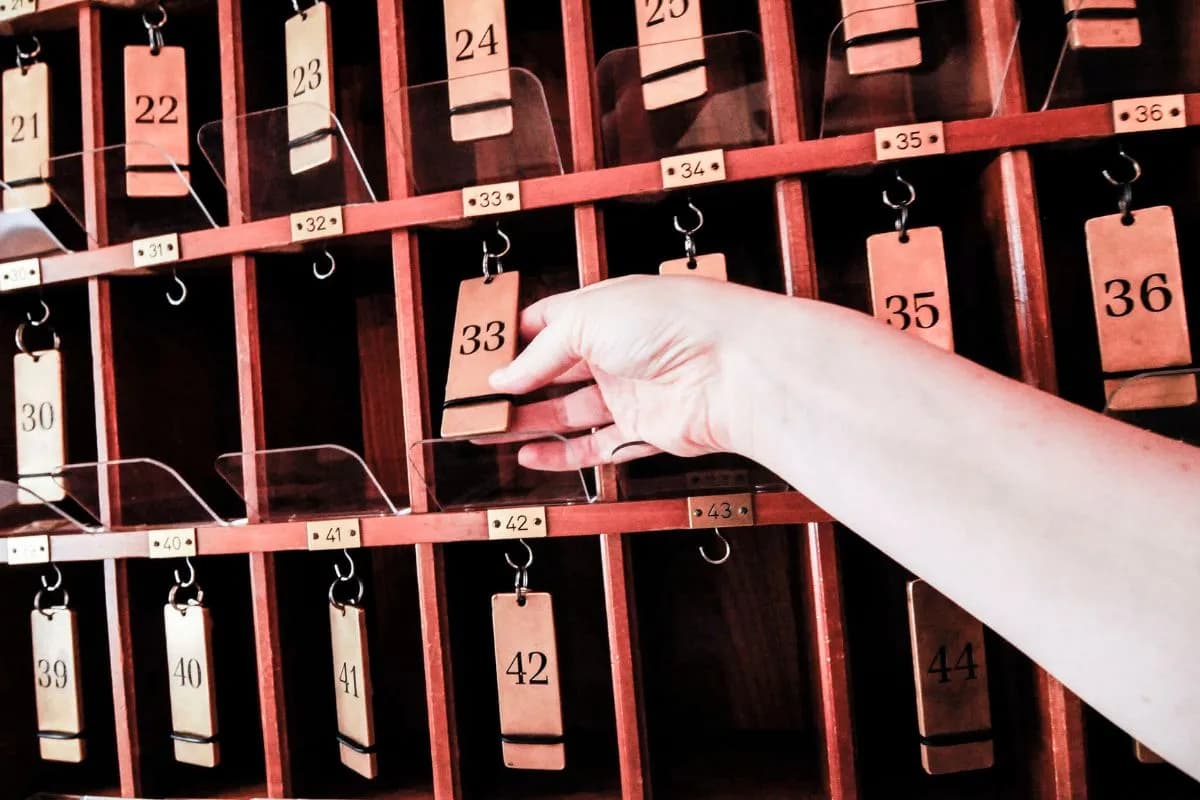 Czy wychodząc z hotelu zostawia się klucz? Zasady, które musisz znać