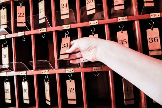 Czy wychodząc z hotelu zostawia się klucz? Zasady, które musisz znać