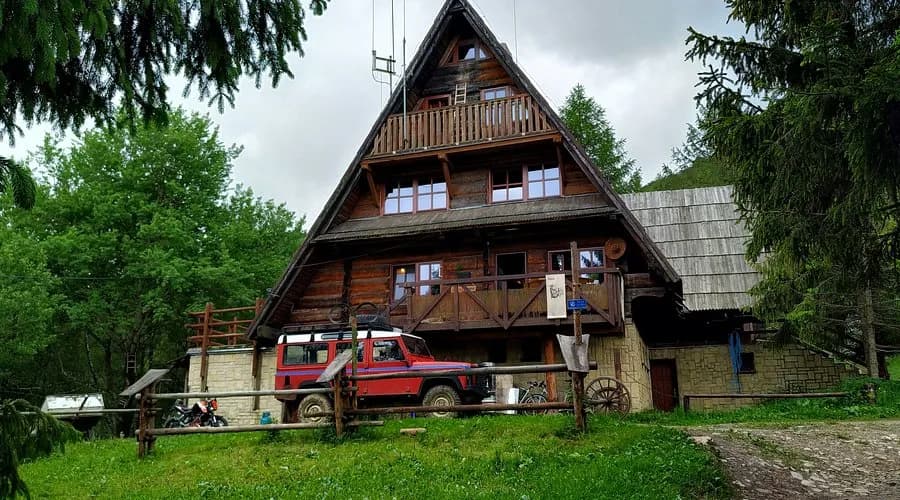 Bacówka PTTK pod Małą Rawką – idealne miejsce na wypoczynek w Bieszczadach