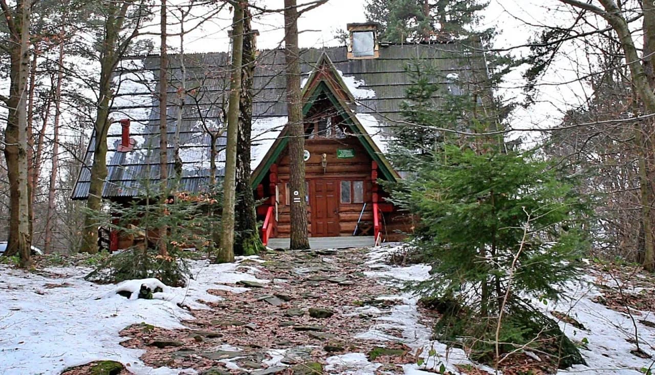 Bacówka PTTK w Bartnem: idealne miejsce na wypoczynek i przygodę