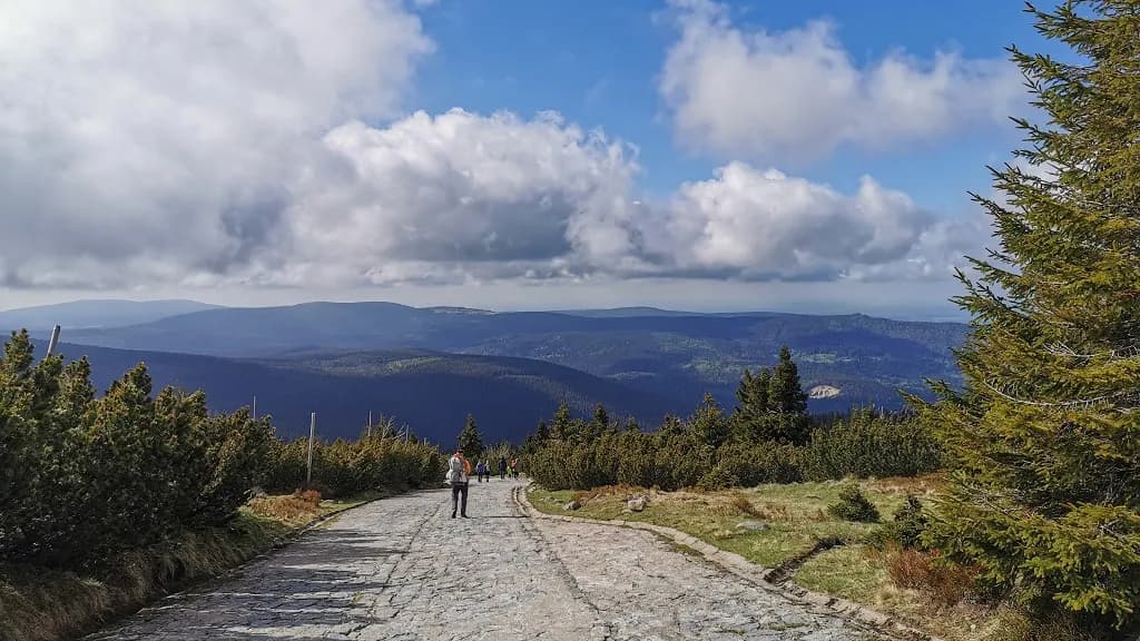 Którym szlakiem zejść ze szrenicy? Najlepsze trasy dla każdego wędrowca